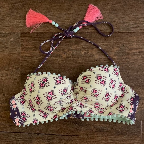 Victoria Secrets Bikini - Picture 2 of 6